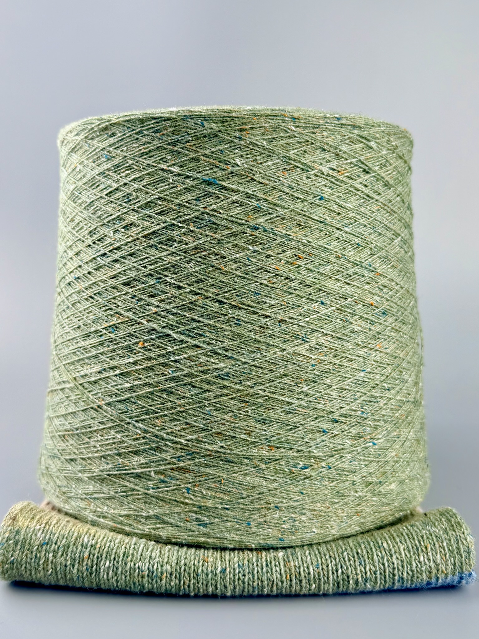 Zimpfer Wolle Selezione Art. Cardiff Tweed Nm 1/10500 – Merino Seide Garn col. Salbeigrün foto 2